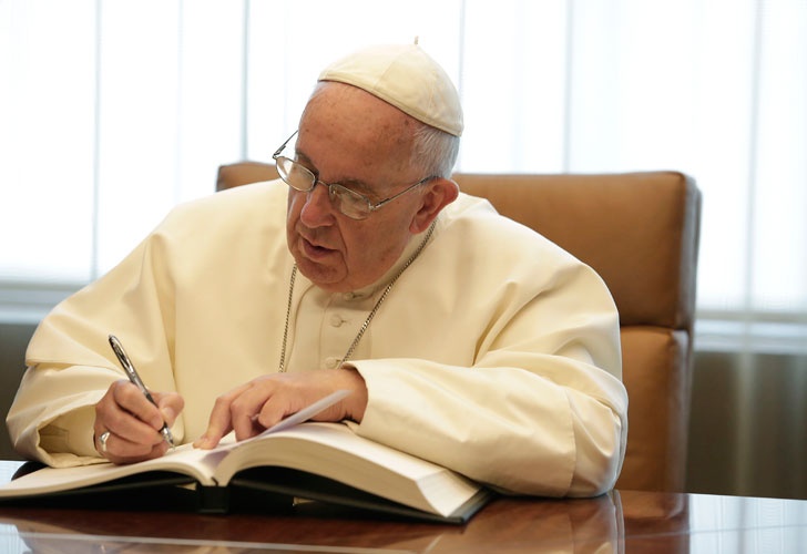 Resultado de imagen de papa francisco firmando