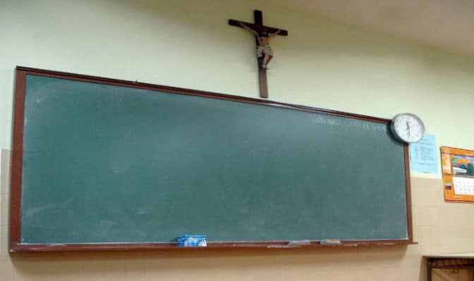 clase-religion-crucifijo-aula