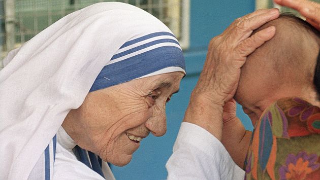 Mother Teresa (L) gives her blessing to a child at the Gift of Love Home on October 20, 1993, in Singapore. The 1979 Nobel Peace Prize winner is on a stop-over while enroute to China where she will set up a fist home for Chinese handicapped children in Shanghai. AFP PHOTO ROSLAN RAHMAN / AFP / ROSLAN RAHMAN