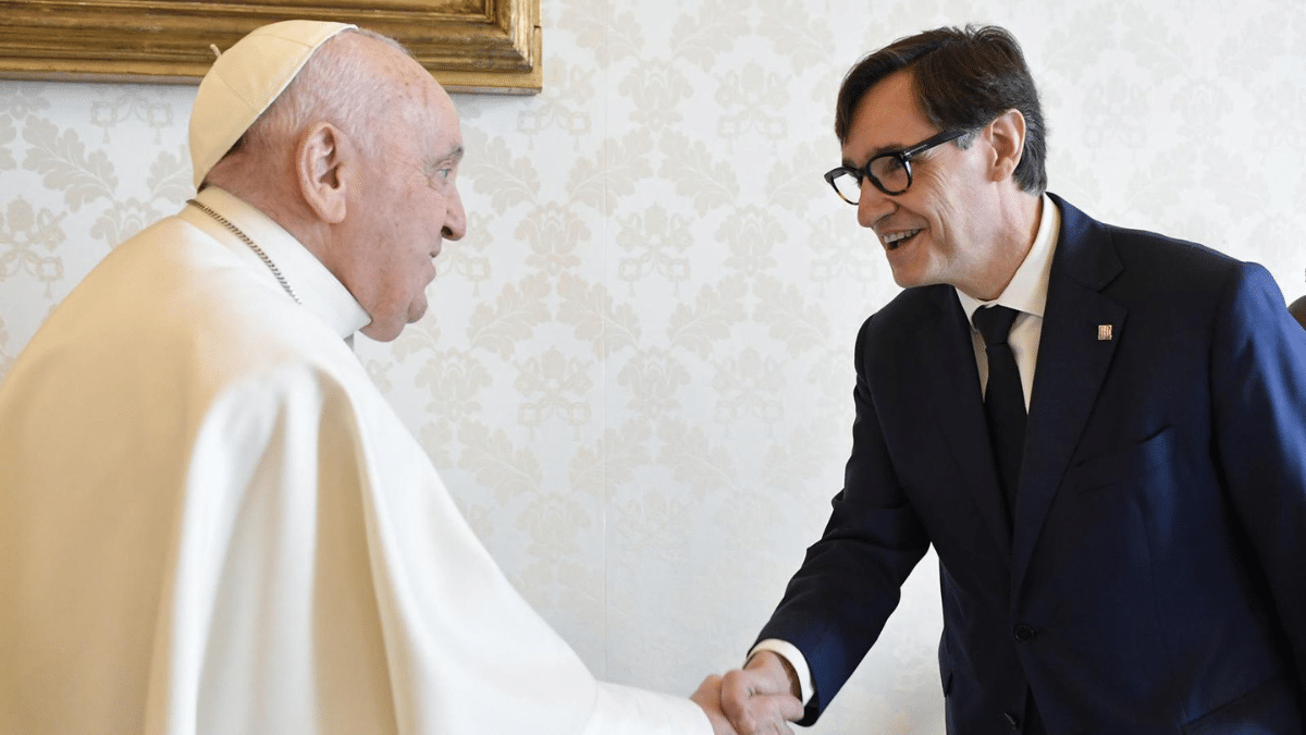 El Papa recibe a Salvador Illa PSOE el mismo día que se aprueba la