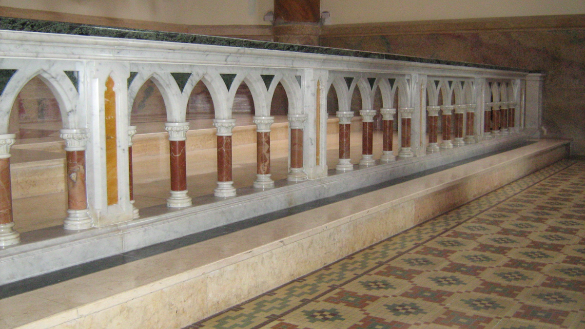 Cinco argumentos a favor del uso del comulgatorio