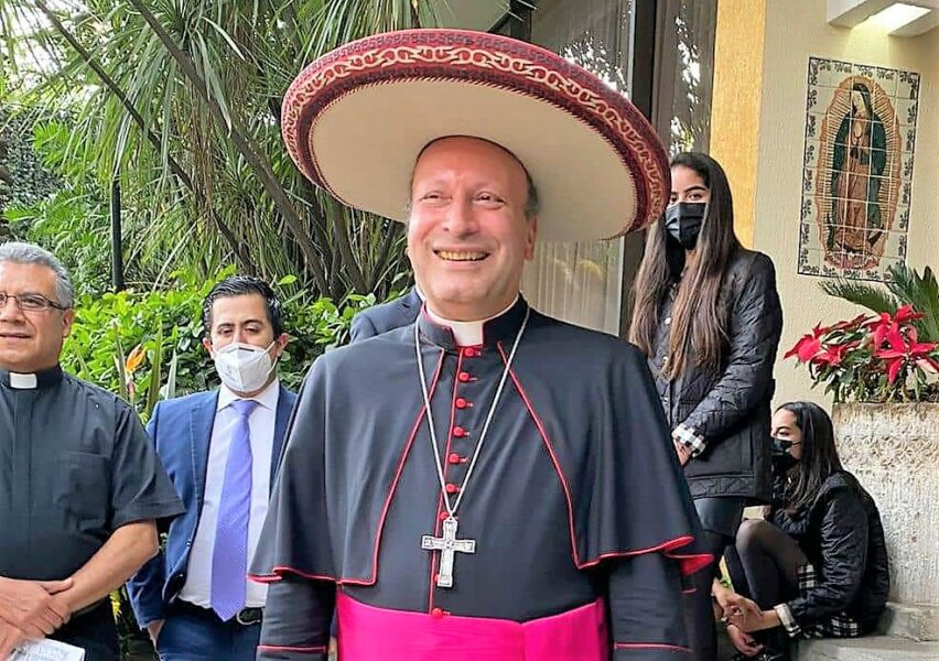 En discreta convivencia, nuncio Franco Coppola se despide de México