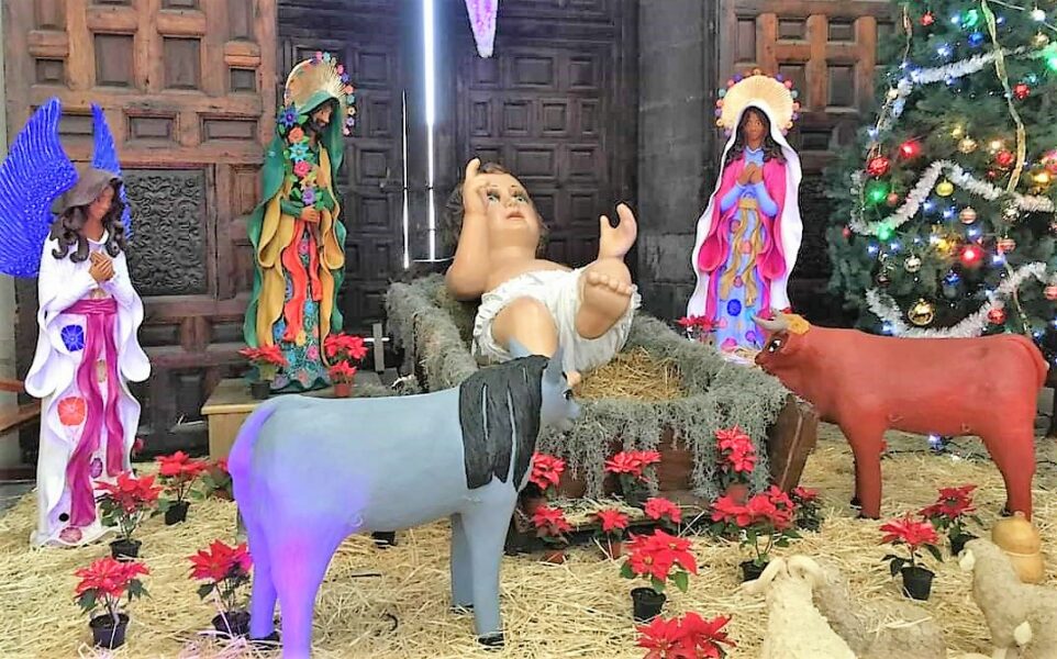 El buey y el asno, a la izquierda y derecha…