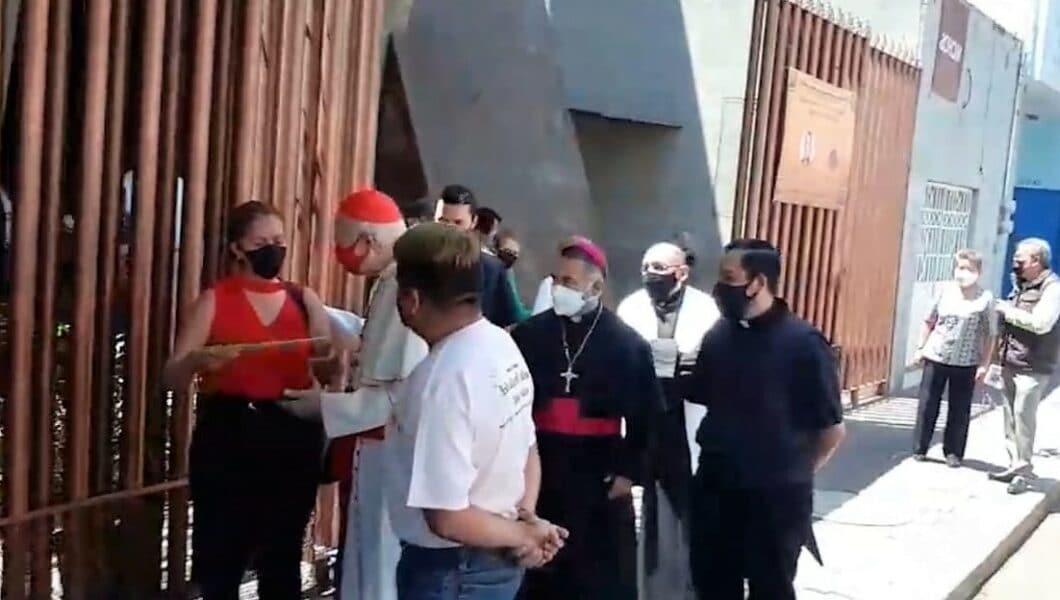 Arzobispo Aguiar Retes recibe carta de manos de feligresa, pide dejar de encubrir a sacerdote