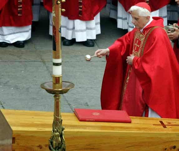 Un funeral digno: miles de fieles y una homilía mezquina, segunda parte del pontificado de Papa Francisco, ¿golpe de estado en el Vaticano?, Rupnik, el acta de Benedicto XVI.