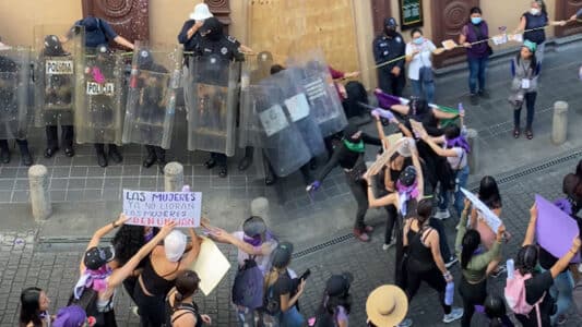 Disparan pintura a personas que custodiaban templo “El Beaterio”: Así se vivió el 8M en Xalapa, Veracruz