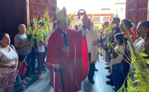 Obispo de Apatzingán celebra Domingo de ramos, se recupera de cirugía