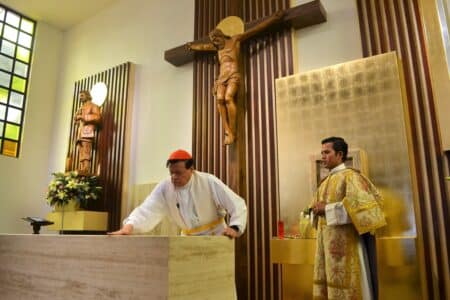 Cardenal Norberto Rivera Carrera clausura Año Jubilar, consagra nuevo altar para comunidad parroquial