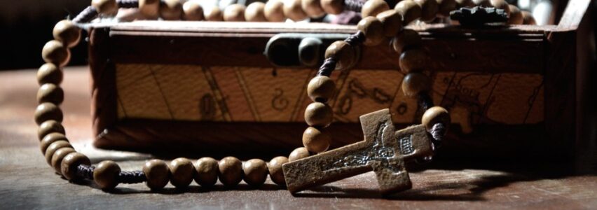 Cada rosario es un duro golpe dado a la potencia del mal