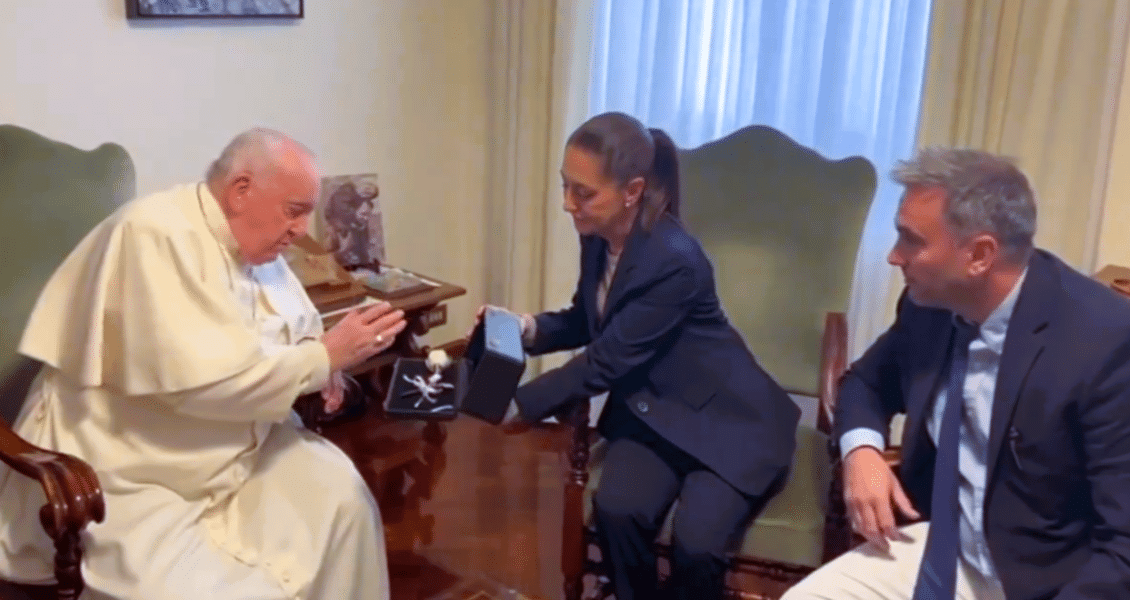 Candidata del oficialismo en Roma; Papa le bendice rosa para Basílica de Guadalupe