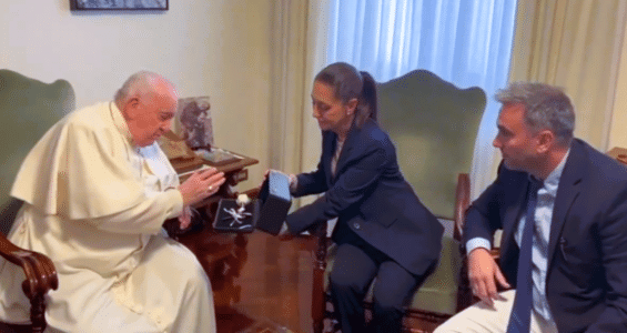 Candidata del oficialismo en Roma; Papa le bendice rosa para Basílica de Guadalupe