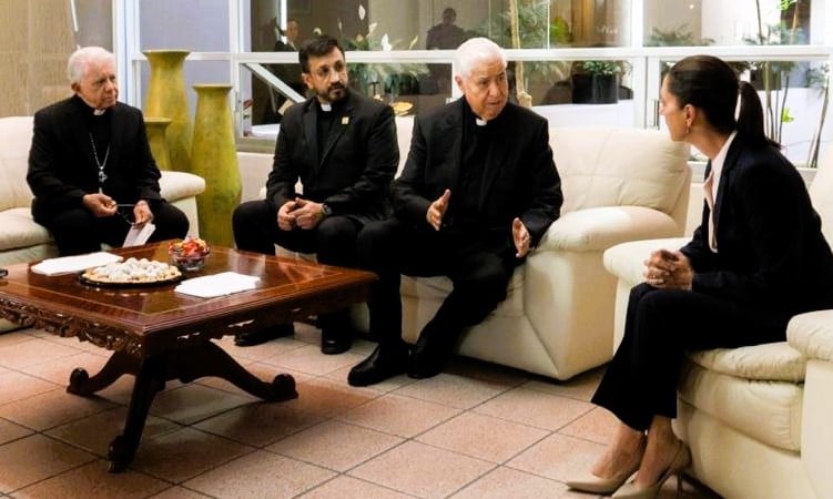 Pasarela de candidatas ante obispos de México, los detalles son fondo