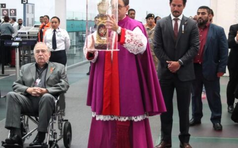 Reliquia de san Judas llega a México, canónigo Valerio Di Palma da primera bendición en aeropuerto