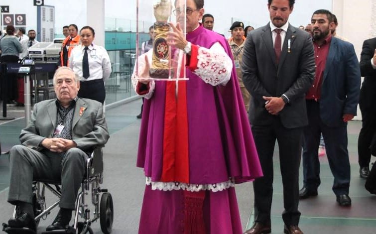 Reliquia de san Judas llega a México, canónigo Valerio Di Palma da primera bendición en aeropuerto
