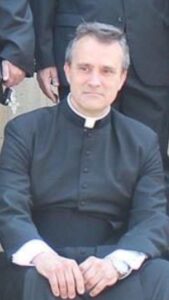 En días de tanta alergia al clergyman hasta párrocos de sotana