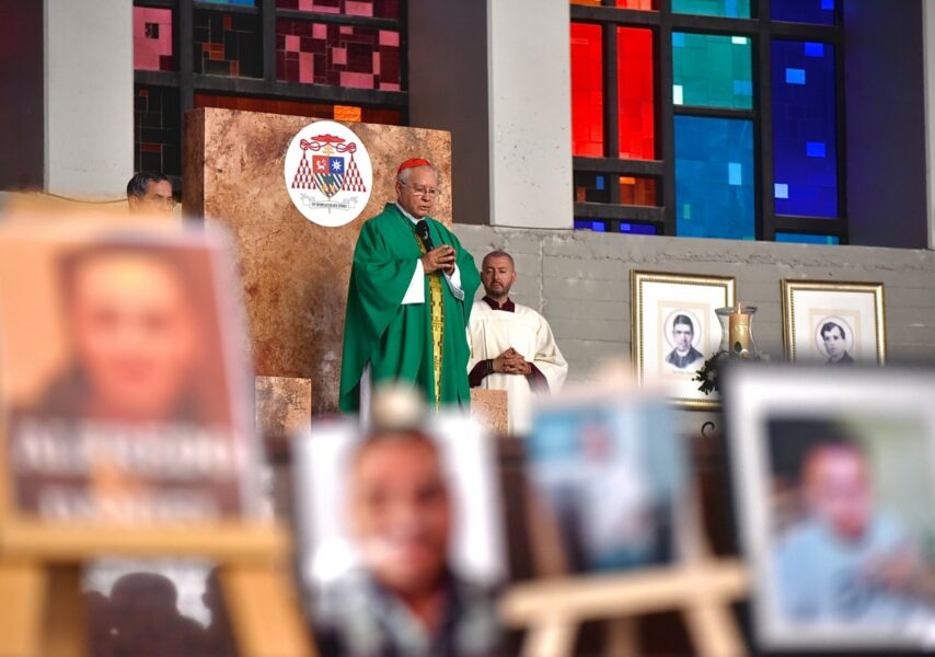 Arzobispo de Guadalajara consuela a familias de desaparecidos, celebra eucaristía en el Santuario de los Mártires