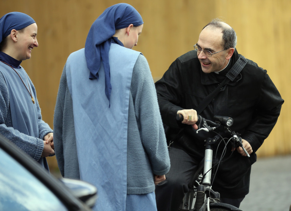 Philippe Barbarin junto a dos monjas