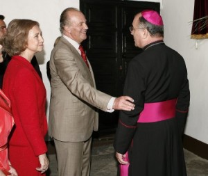 Sus Majestades los Reyes saludan al obispo de Las Palmas, Francisco Cases en edificio del Obispado de la capital grancanaria