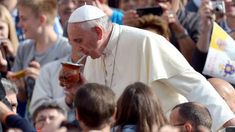 Papa bebiendo mate