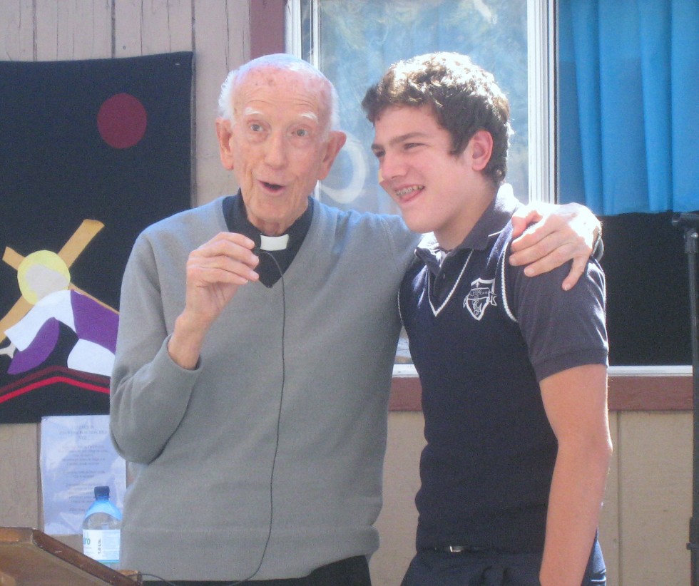 Padre Loring con jóvenes 