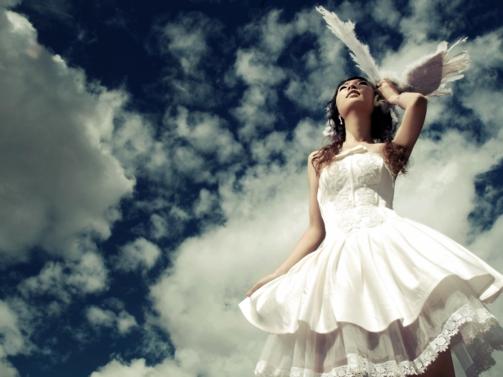 White-dress-girl-under-the-blue-sky_2560x1920