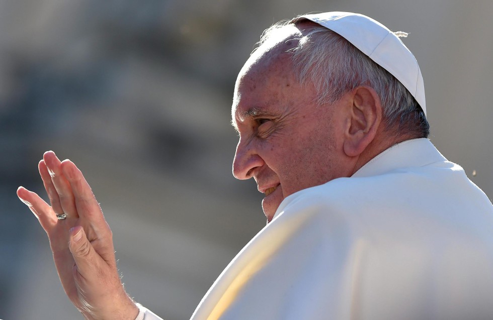VAT03 VATICANO 02/12/2015.- El papa Francisco saluda a los feligreses al finalizar su audiencia general de los miércoles en la Plaza de San Pedro del Vaticano, hoy, 2 de diciembre de 2015. EFE/Ettore Ferrari