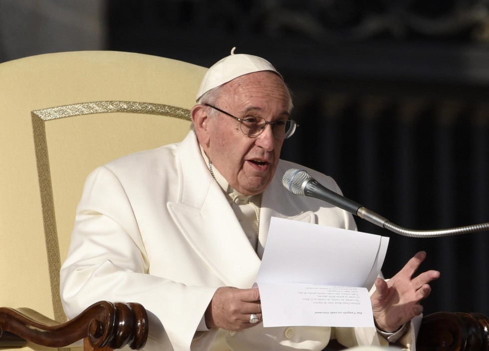 ONO107 VATICANO (VATICANO) 16/12/2015.- El papa Francisco durante la audiencia general de los miércoles en la plaza de San Pedro en el Vaticano hoy, 16 de diciembre de 2015. EFE/Giorgio Onorati