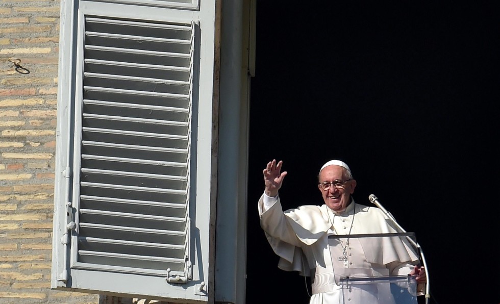 VAT101. Vatican City (Vatican City State (holy See)), 20/12/2015.- Pope Francis smiles and waves to faithful as he leads his Sunday Angelus prayer in Saint Peter's square at the Vatican, 20 December 2015. The Pontiff applauded the new push by the international community to end the war in Syria, which recently led to a new UN Security Council resolution calling for peace talks starting from January 2016. 'I would like to turn my thoughts to my beloved Syria, warmly welcoming the agreement just reached by the international community,' Francis said in his Angelus Sunday message about the resolution approved 18 December. (Papa, Siria) EFE/EPA/ETTORE FERRARI