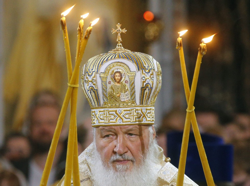 MOS01. MOSCÚ (RUSIA), 06/01/2016.- El patriarca ruso Kirill de Moscú reza hoy, miércoles 6 de enero de 2016, durante un servicio de Navidad en la Catedral Cristo Salvador en Moscú (Rusia). EFE/SERGEI CHIRIKOV