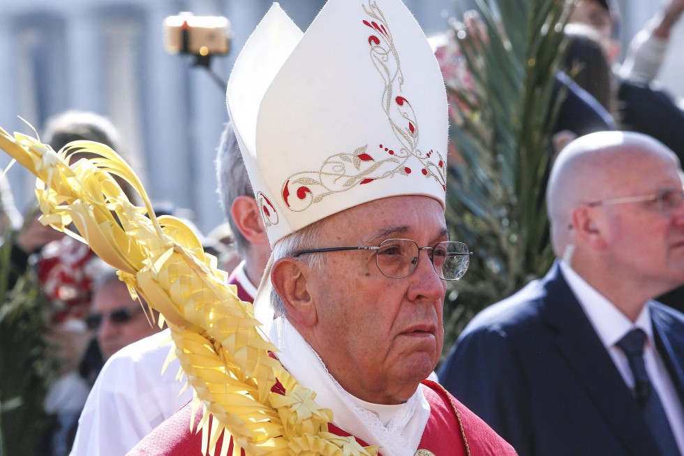 . Vatican City (Vatican City State (holy See)), 20/03/2016.- Pope Francis celebrates Palm Sunday Mass in Saint Peter's Square at the Vatican, 20 March 2016. Palm Sunday for Roman Catholic devotees symbolically marks the biblical account of the entry of Jesus Christ into Jerusalem, signaling the start of the Holy Week before Easter. (Jerusalén, Papa) EFE/EPA/GIUSEPPE LAMI