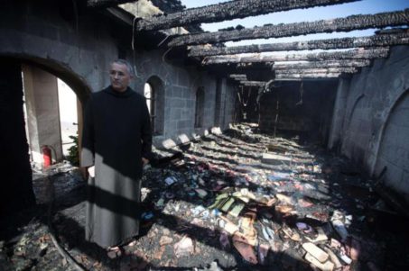 Incendian la iglesia de la multiplicación de los panes y los peces