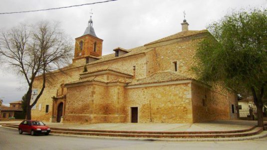 Una mujer degüella a su bebé en el altar de un cementerio