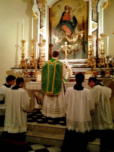 James Martin y sus aliados activan la alerta antifascista contra la ‘rigidez’ de los jóvenes sacerdotes