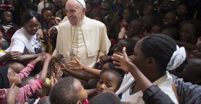 El papa Francisco (centro) saluda a un grupo de niños durante su visita a Nairobi (Kenia) hoy