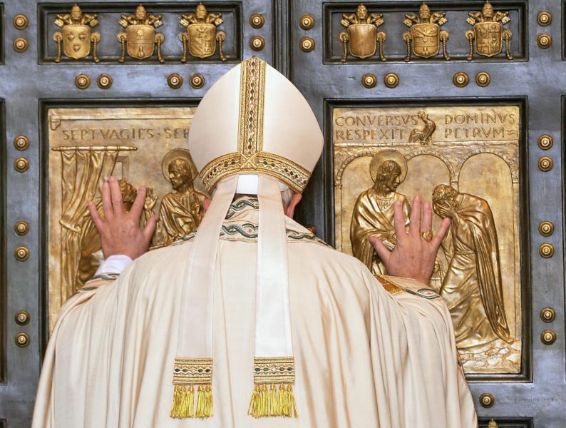 El Papa pide a la Virgen su protección en la Plaza de España