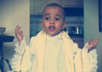 Niño que juega a celebrar Misa se hace viral en internet