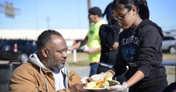 El Papa regala cajas de comida a inmigrantes