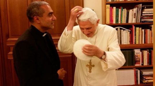 Intercambia solideos con un “saludable y brillante” Benedicto XVI