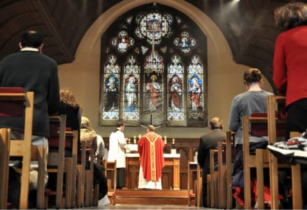 Ahuyenta a un demonio durante la Santa Misa