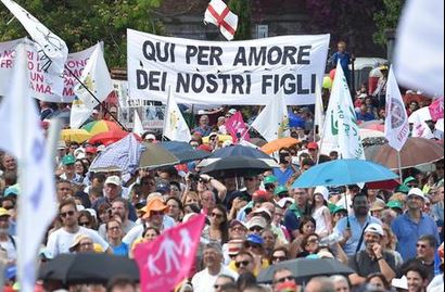 El obispo de Málaga denuncia que «la familia está siendo machacada»