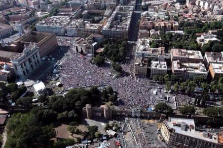 Polémica en la Iglesia italiana por la manifestación de la familia