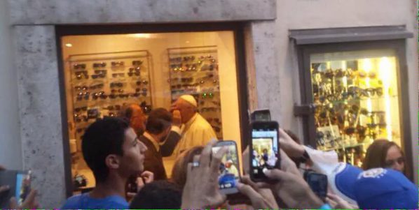 El Papa se escapa a por unas gafas a Roma