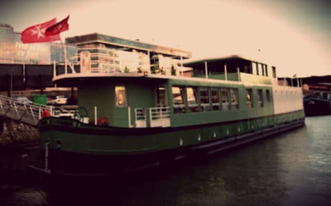 La Orden de Malta adapta una barcaza sobre el Sena para servir de hogar a los vagabundos