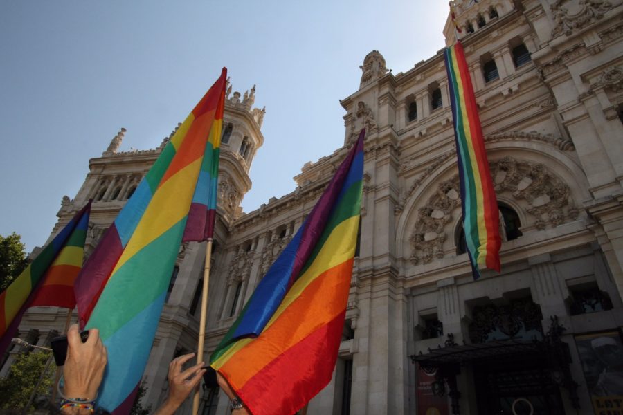 Crean una guía para advertir a los padres de los peligros de la ley de transexualidad