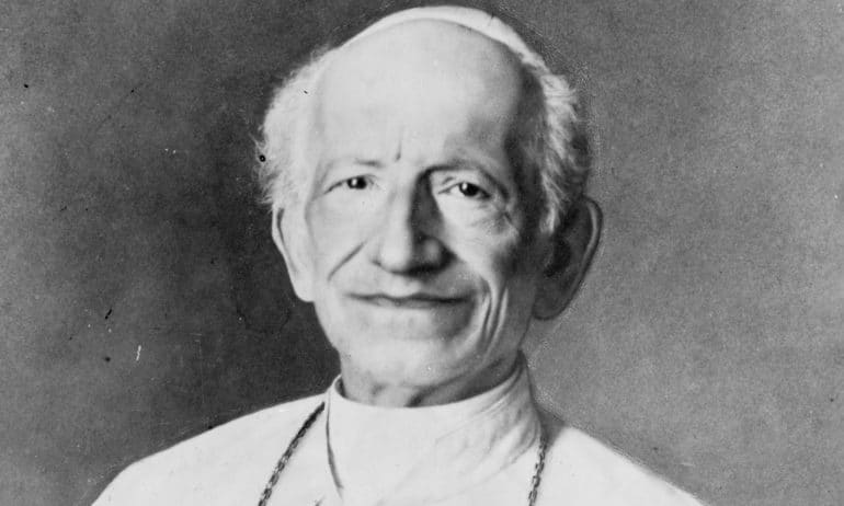 El Papa León XIII, que incorporó la oración contra Satanás en la liturgia.