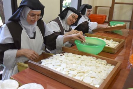 Las hostias chinas amenazan el negocio de las monjas carmelitas
