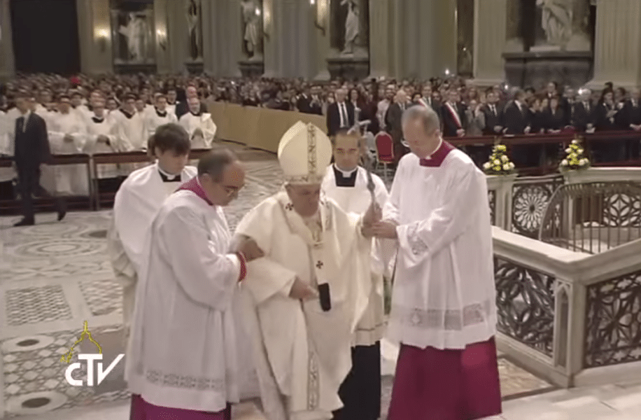Preocupación por el segundo tropiezo del Papa en tres días