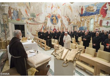 El Papa asiste a la quinta predicación de Cuaresma
