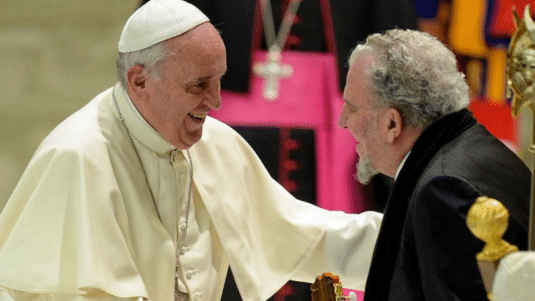 Kiko lee una carta de un obispo dominicano que dice que el Papa afirma que Kiko Argüello es un santo