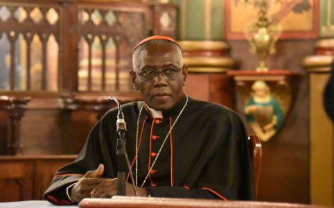 Gänswein: ‘El Cardenal Sarah me recuerda al Papa Gelasio’